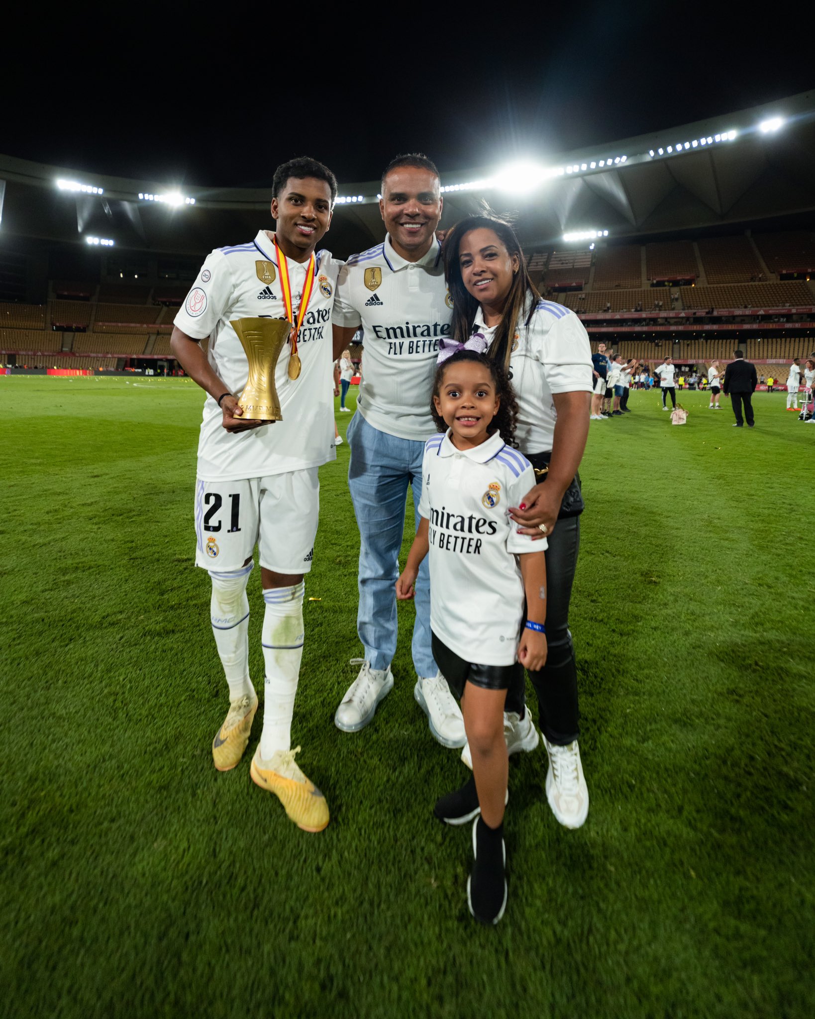 Rodrygo Goes on X: "Família ❤️ https://t.co/ZUhe47QIQY" / X