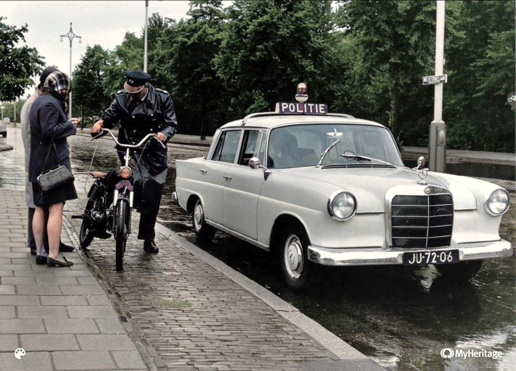 Goedemiddag allemaal, hierbij een foto van lang geleden ... politie controle op de Melis Stokelaan.