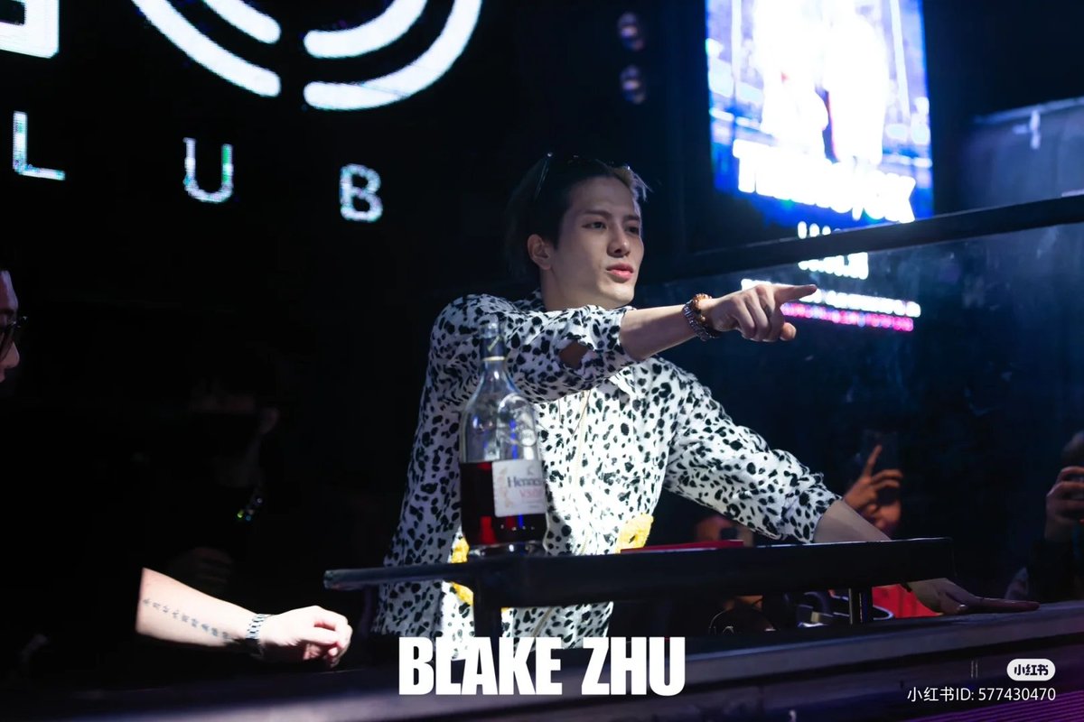 JacksonWGlobal's tweet photo. [XHS] 230506 BLAKE - 婚纱&amp;商业摄影师 (1/2)

📸 Concert after party in San Francisco

#MAGICMANinSF
#JacksonWang #王嘉尔 #잭슨 #TEAMWANG @JacksonWang852 https://t.co/zxG6BWMy1K