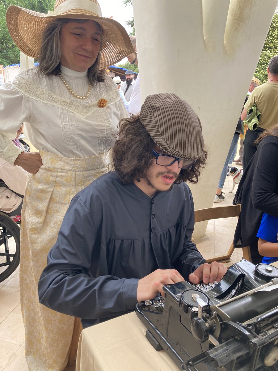 jaimepiru's tweet photo. Un matí molts divertit a La Fira Modernista amb @qwertycat_cat 👏👏 #FiraModernistaTRS https://t.co/cRfvphId2o