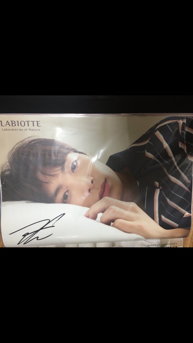 yangdo__5's tweet photo. 뉴이스트
라비오뜨 포스터 각 7000 양도 
운미포가격

당시 수령후 포스터 상자째로 보관만 한상품
포스터는 아래와 같습니다
#운미포 #뉴이스트 #양도 #굿즈 #포스터 #공식 #비공식 
#ren #김종현 https://t.co/c4q0Fcpvyh