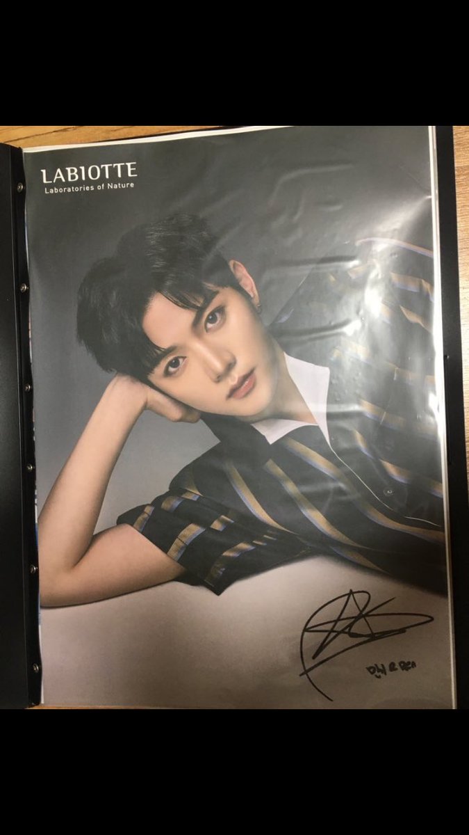 yangdo__5's tweet photo. 뉴이스트
라비오뜨 포스터 각 7000 양도 
운미포가격

당시 수령후 포스터 상자째로 보관만 한상품
포스터는 아래와 같습니다
#운미포 #뉴이스트 #양도 #굿즈 #포스터 #공식 #비공식 
#ren #김종현 https://t.co/c4q0Fcpvyh