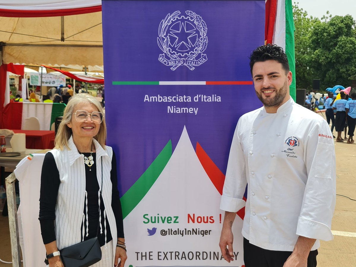 ItalyinNiger's tweet photo. Au stand Italie 🇮🇹 tous sont bienvenus avec @chefiorletta de la @Federcuochi https://t.co/Dsvofkg26s