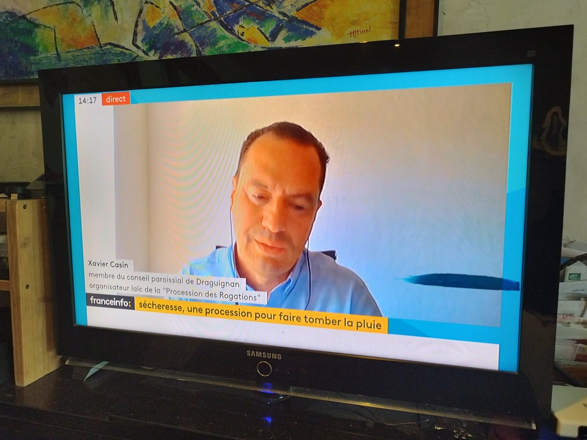 relentless_left's tweet image. Actuellement sur @franceinfo, une interview qui parle d'organiser des processions pour invoquer les saints, en vue de faire tomber la pluie. Je suis en train d'halluciner.... Et la journaliste en mode passe-plat absolue. #KMN