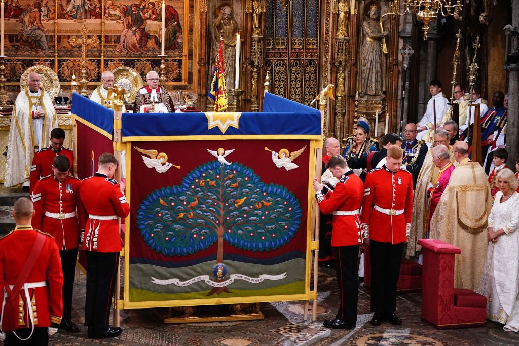 TheChekMad_III's tweet photo. @AhmadFaezal4 Fun fact: Anointing screen yang digunakan semasa majlis pertabalan King Charles III di Westminster Abbey ada sulaman nama-nama negara Komanwel termasuk Malaysia https://t.co/ig7bxtrU9Y