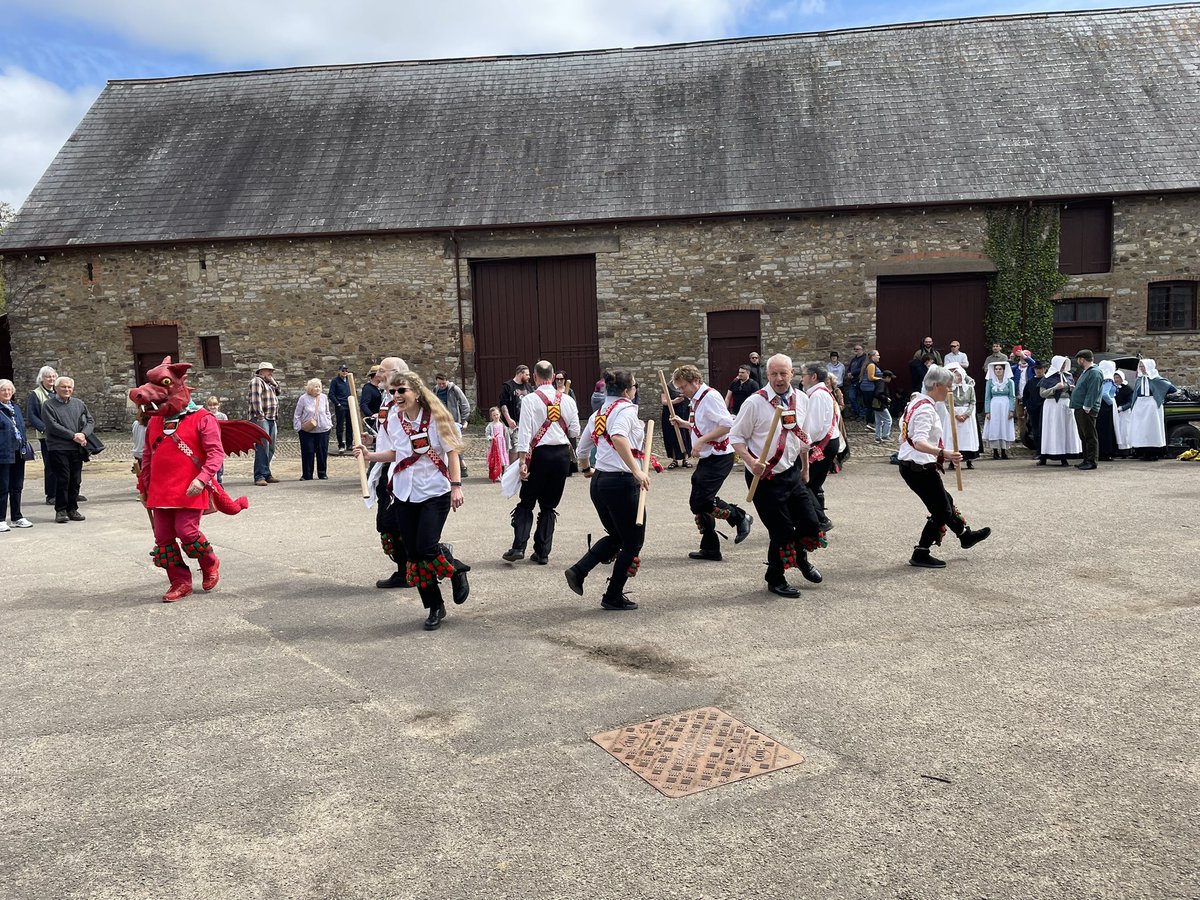 BenGJames1's tweet photo. Today we’re dancing at #TredegarHouseFolkFestival. So far, we've absolutely nailed our wild card dance, Y Goron, Nantgarw, and also danced our Nantgarw Processional, Nos Galan. Come and see us in The Marcus Music Pavilion at 3.30pm or The Courtyard Pavilion at 4.55pm https://t.co/wU1GaaIHae