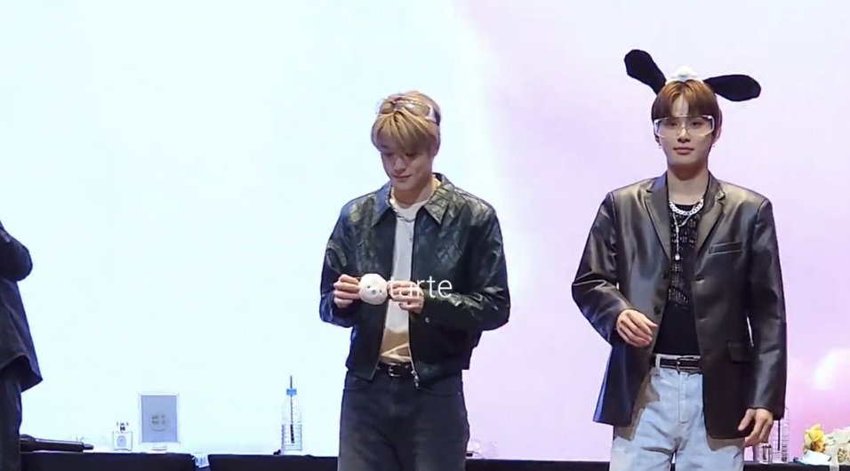 진짜 개웃긴데
쟤현아 옆에 봐봐요
니가 들고있는거 180cm 버전 있다고