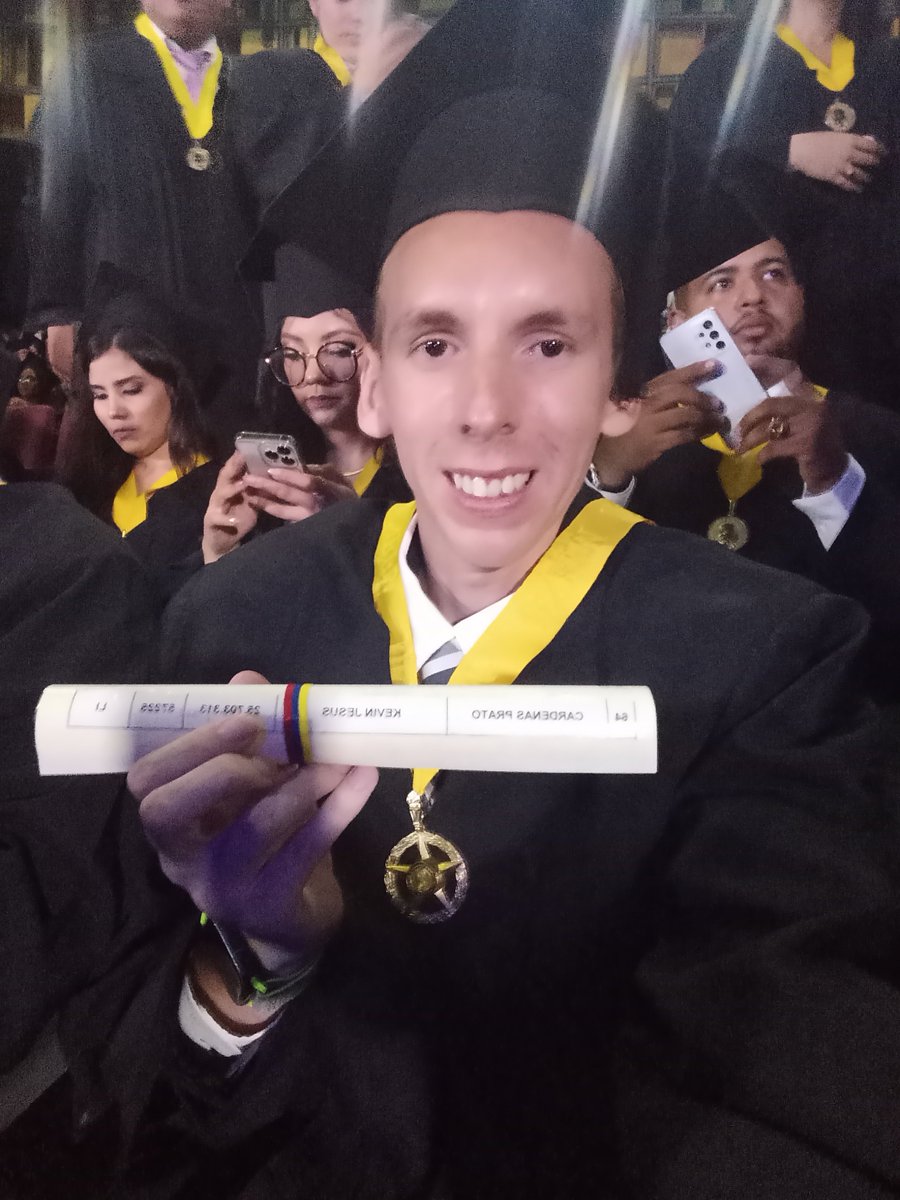 Gochicoriano's tweet photo. Luego de 8 años por fin. Me gradué de MÉDICO CIRUJANO. Gracias Dios 😊 https://t.co/Aosre1nYVl