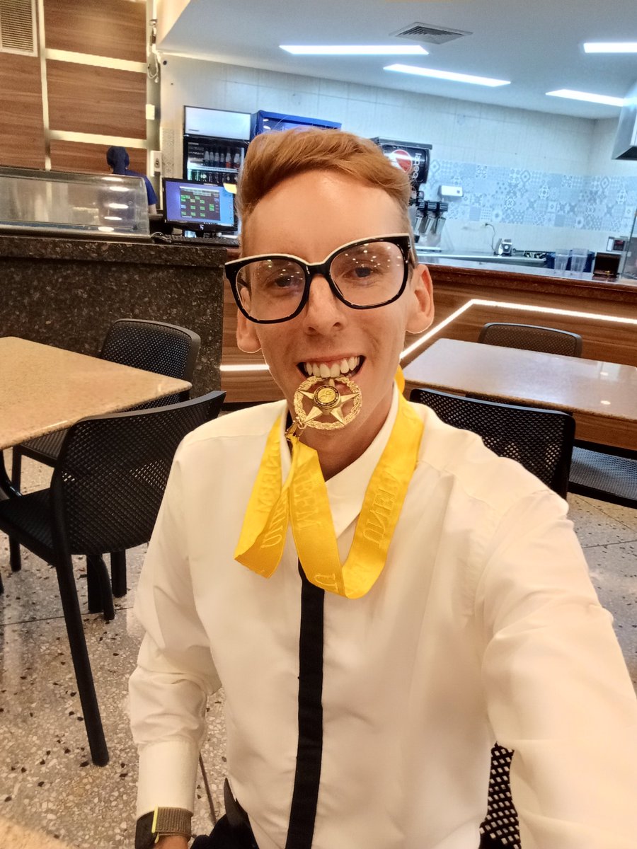 Gochicoriano's tweet photo. Luego de 8 años por fin. Me gradué de MÉDICO CIRUJANO. Gracias Dios 😊 https://t.co/Aosre1nYVl