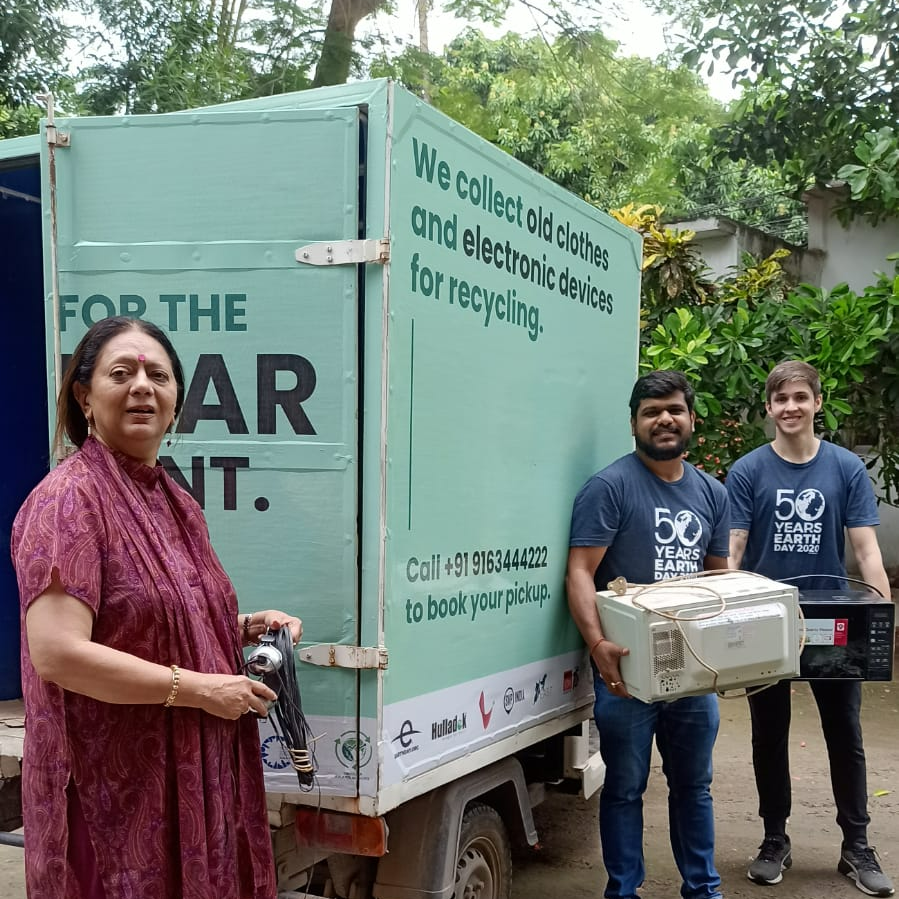 earthdayasia's tweet photo. The 'Circularity on Wheels' electric vehicle to collect e-waste and discarded cloth for reuse, upcycling and recycling was at the EDN-India office to collect e-waste. Everyday, the vehicle travels around Kolkata on collection drives. #ActsOfGreen #EveryActCounts https://t.co/yRH9UwSsNp