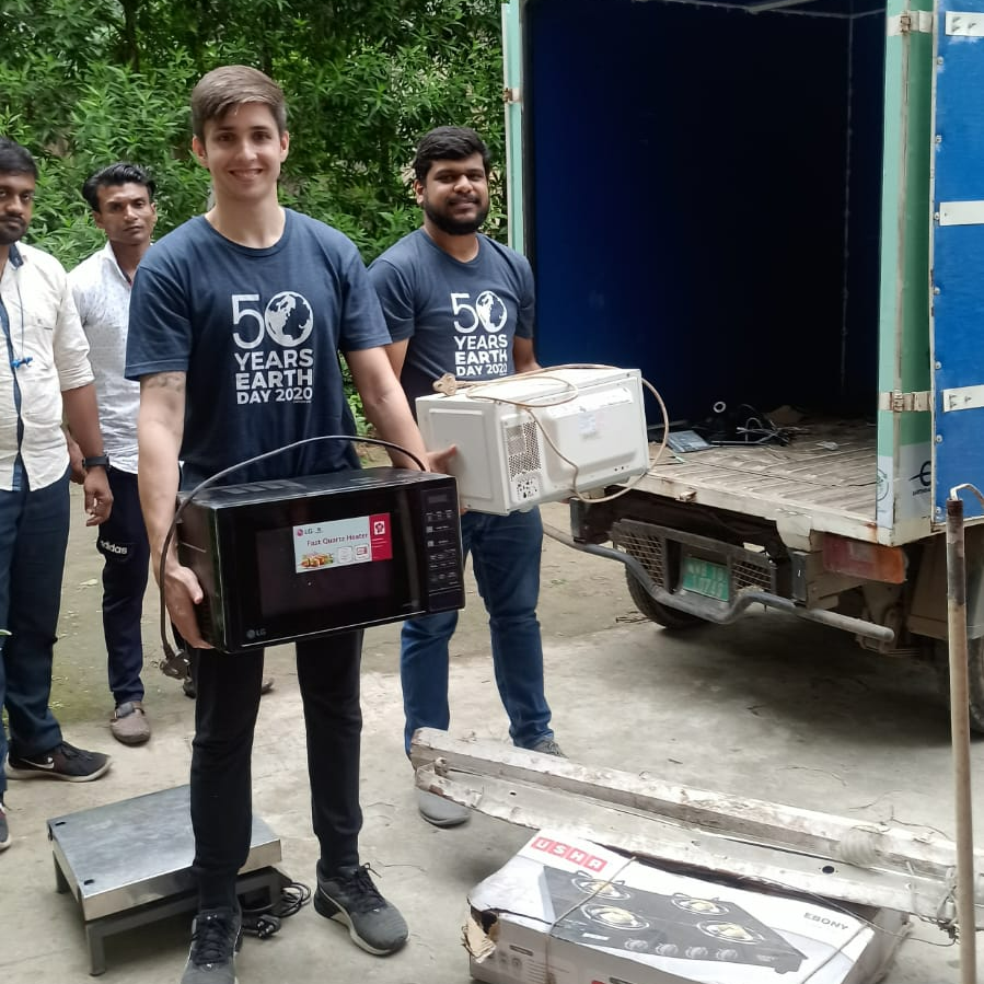 earthdayasia's tweet photo. The 'Circularity on Wheels' electric vehicle to collect e-waste and discarded cloth for reuse, upcycling and recycling was at the EDN-India office to collect e-waste. Everyday, the vehicle travels around Kolkata on collection drives. #ActsOfGreen #EveryActCounts https://t.co/yRH9UwSsNp