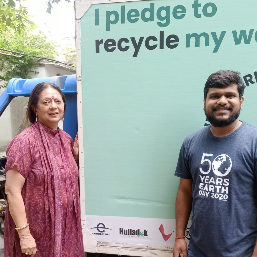 earthdayasia's tweet photo. The 'Circularity on Wheels' electric vehicle to collect e-waste and discarded cloth for reuse, upcycling and recycling was at the EDN-India office to collect e-waste. Everyday, the vehicle travels around Kolkata on collection drives. #ActsOfGreen #EveryActCounts https://t.co/yRH9UwSsNp
