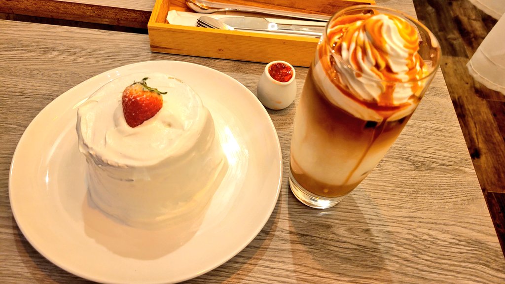 hahappy770's tweet photo. キャラメルラテとイチゴシフォンたべまちた🍴 https://t.co/IhtLL8fRNF