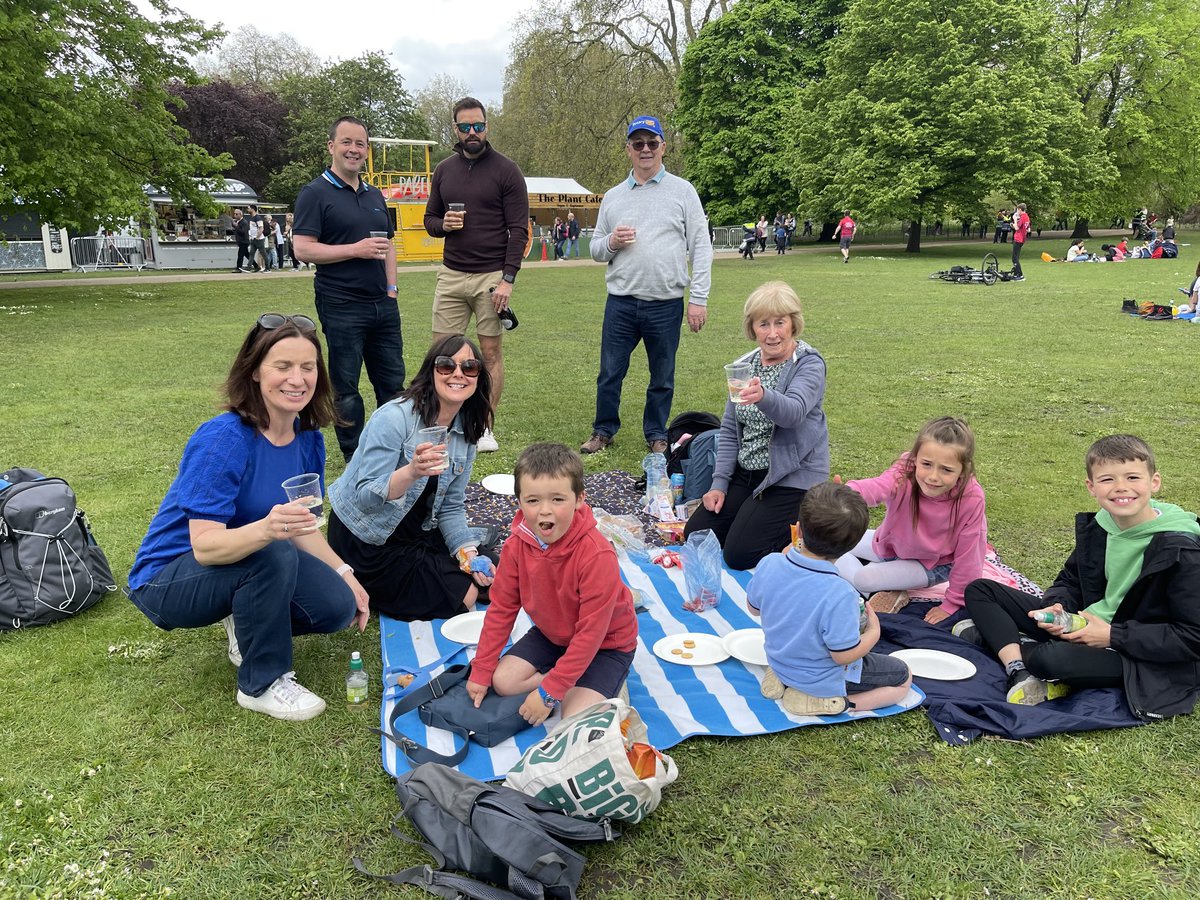 audemazoue's tweet photo. « On tenait à venir du sud-est de l’Angleterre pour profiter de la fête car il y a moins de monde aujourd’hui et il fait meilleur », explique Claire venue en famille. https://t.co/q8PXrWDwlP
