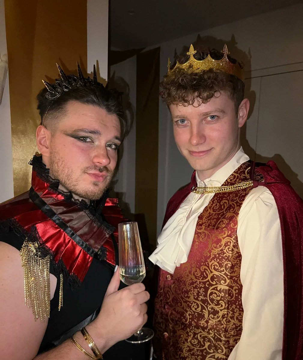 Mincksyyy's tweet photo. Of kings, Queens, Banquets and Cori-gay-tions
#birthdaygay #twittergay #londongay #corination #gay #london #birthday #lewk #queen #royalgay https://t.co/6f0mdizMII