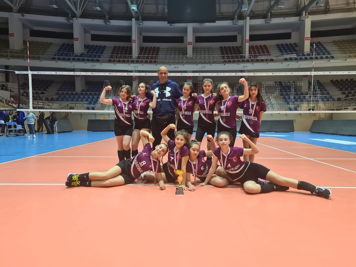 Kazımpaşa Ortaokulu Voleybol Takımları Türkiye şampiyonasına katılmaya hak kazanmıştır.

Küçükler Voleybolunda İzmir 3.sü olan takım İlçe Millî Eğitim Müdürümüz Atila Işıkkaya'nın da katıldığı uğurlama ile Uşak'a yola çıkmıştır. <a href="/AtilaIsikkaya1/">Atila IŞIKKAYA</a> <a href="/MucahitYentur/">Murat Mücahit Yentür</a> <a href="/izmir_ilmem/">İzmir İl Milli Eğitim Müdürlüğü</a>