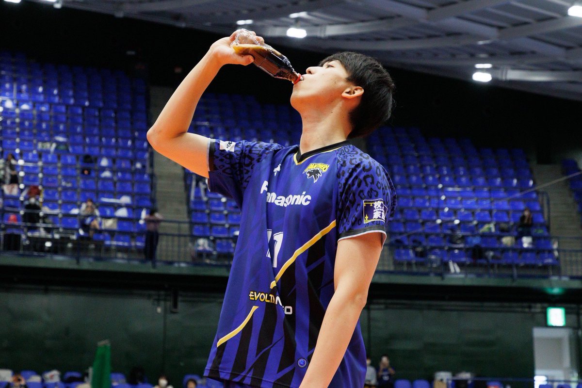 volleyball7529's tweet photo. 4年間本当にありがとうございました😭
今まで、沢山の人に支えられここまでやってこれました！
最後にファンの皆さんと触れ合えて、とても嬉しかったです！
これからは社業に専念しますが、パンサーズで学んだことを活かして頑張っていきます！！ https://t.co/ny1ptq4zJ4