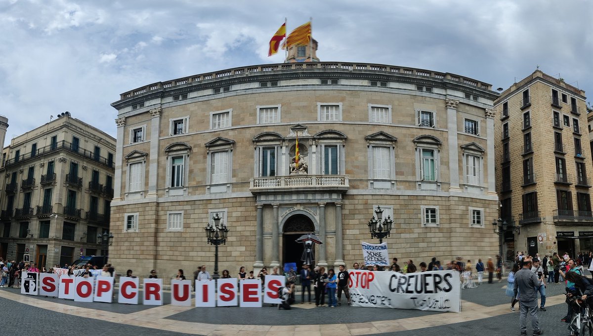 Aquest matí hem reclamat que cal fer #StopCreuers i #NoALaCopaAmerica davant la situació d' #EmergenciaClimàtica que patim