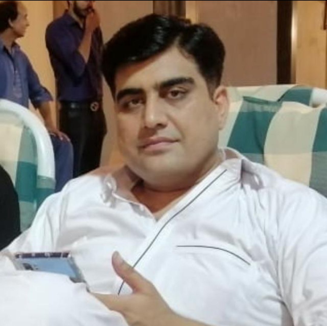 MohsinKamalPMLN's tweet photo. یہ صاحب جس کا نام عاطف سلطان ہے یہ چوکی انچارج فردوس مارکیٹ ہے یہ لوگوں کو بغیر ایف آئی آر حوالات میں بند کرتا ہے اور جب ان کے پیچھے ان کے رشتہ دار چلے جاتے تو ان کے ساتھ بے حد بدتمیزی کے ساتھ پیش آتا ہے اور پھر دنوں پارٹیوں سے پیسے لیتا ہے یہ پولیس کے نوکری نہں اپنا دکان چلاتا ہے
اور اب موقع پر بھی اس کے حوالات میں بے گناہ لوگ موجود ہے  آئی جی پنجاب سے درخواست ہے کے میرٹ پر اس کے خلاف کارروائی کریں
@OfficialDPRPP 
@MohsinnaqviC42