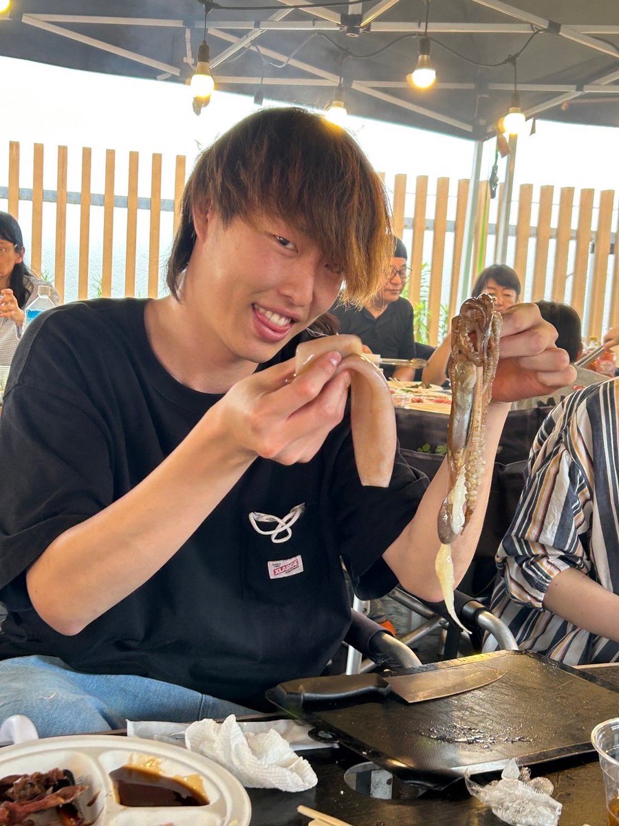 wasedaorange's tweet photo. こんにちは！こちらは今日行われたBBQ企画の様子です！
みんなで色んな食材を買い揃えて、美味しく食べました🍖
生物学科の健太がイカ捌きで大活躍してくれました🦑🤲 https://t.co/otk18uJkRD