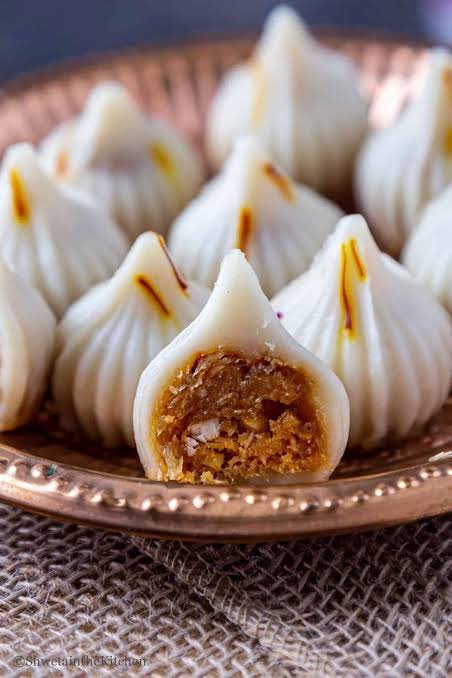 Fauladi_Adi's tweet photo. Sab Mithai ek taraf.
Besan Ladoo aur Ukadiche Modak mere taraf 😍😍😍
#SweetsOfIndia #Mithai https://t.co/lpIsmI9i9L