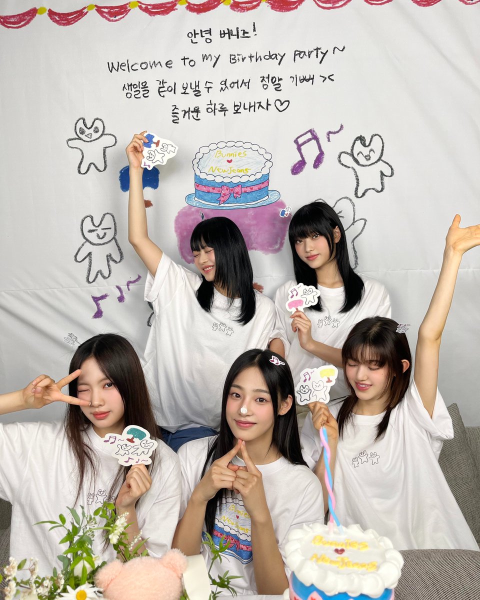 NewJeans_ADOR's tweet photo. HAPPY MINJI DAY 🎂

🐻만큼 💙만큼 같이 보낼 수 있어서 기뻤던 민지 생일

#HAPPY_MINJI_DAY
#NewJeans #MINJI 
#뉴진스 #민지 https://t.co/TLVYlnaVk3