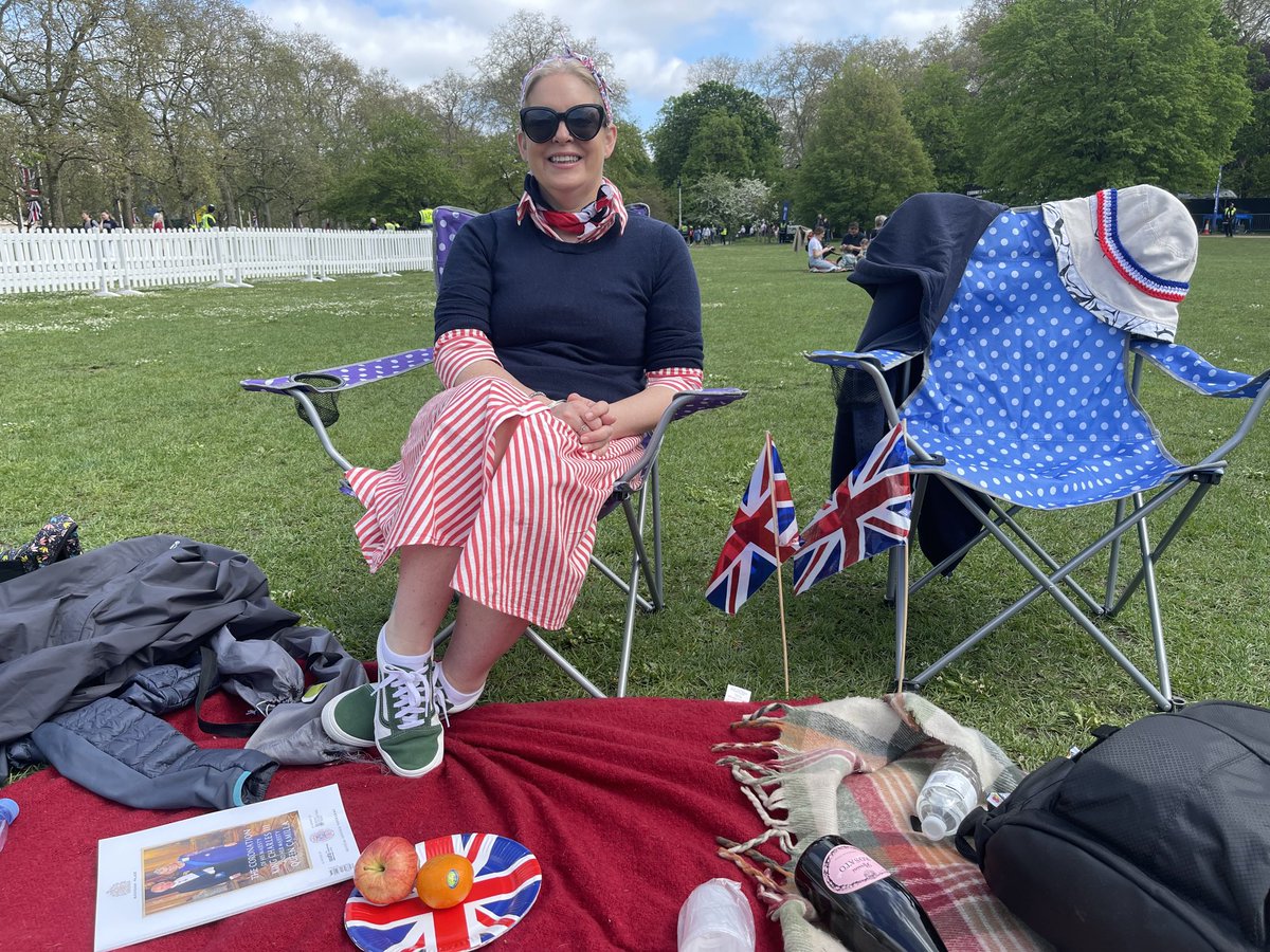 audemazoue's tweet photo. « On a du Prosecco, de quoi manger, tout ce qu’il faut pour continuer la fête, explique Jacklyn. C’est important de vivre ces moments de joie après tout ce que les Anglais ont subi ces derniers temps ». #Biglunch ⁦@FRANCE24⁩ https://t.co/V8ItjqUp8N