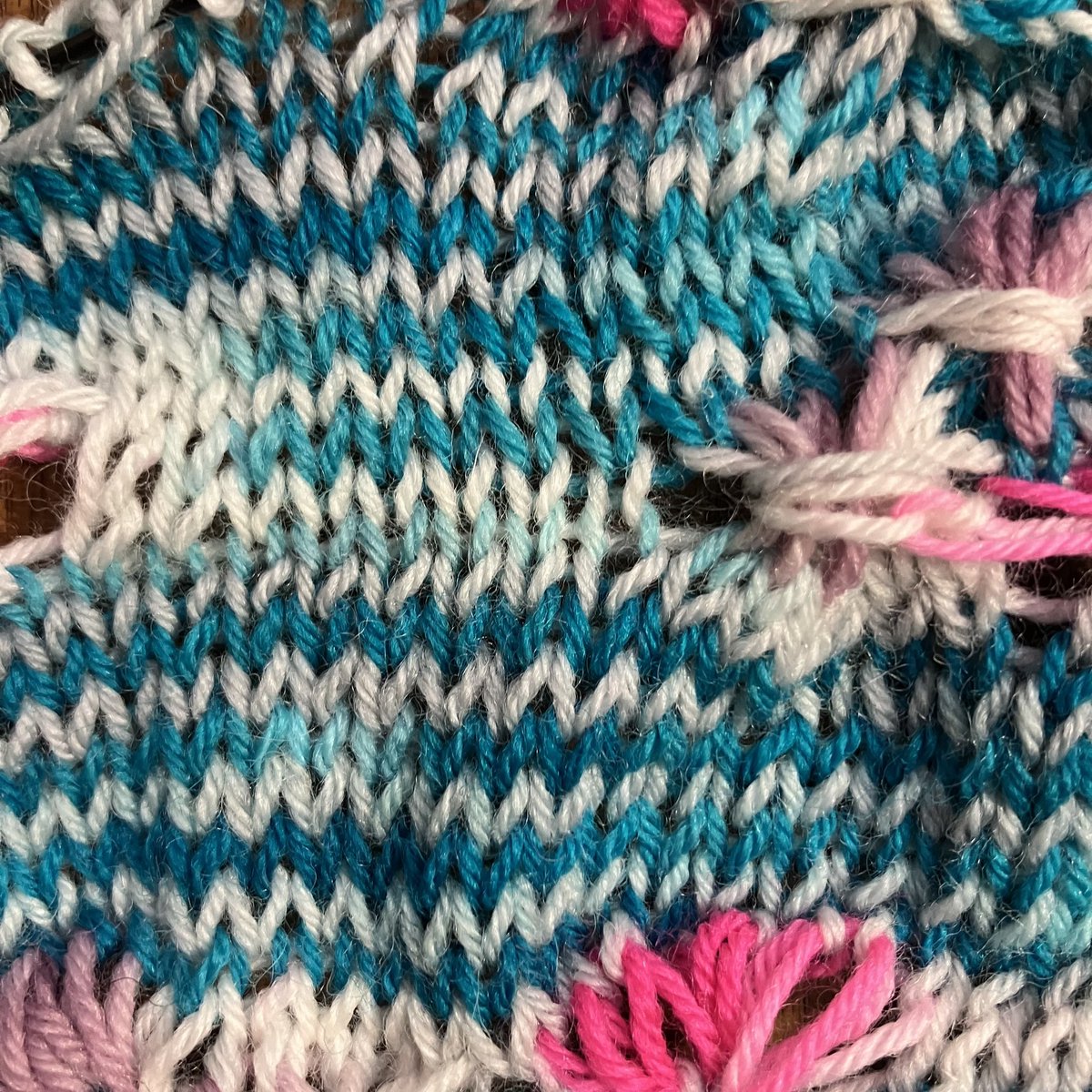 eda00's tweet image. drift shawl 編み始めました。
糸は予想図を元に手染めしました。
針　3.25mm
糸　ソックヤーン
#assignedpooling
#driftshawl
#handdyed
#knitting
#新緑kal2023