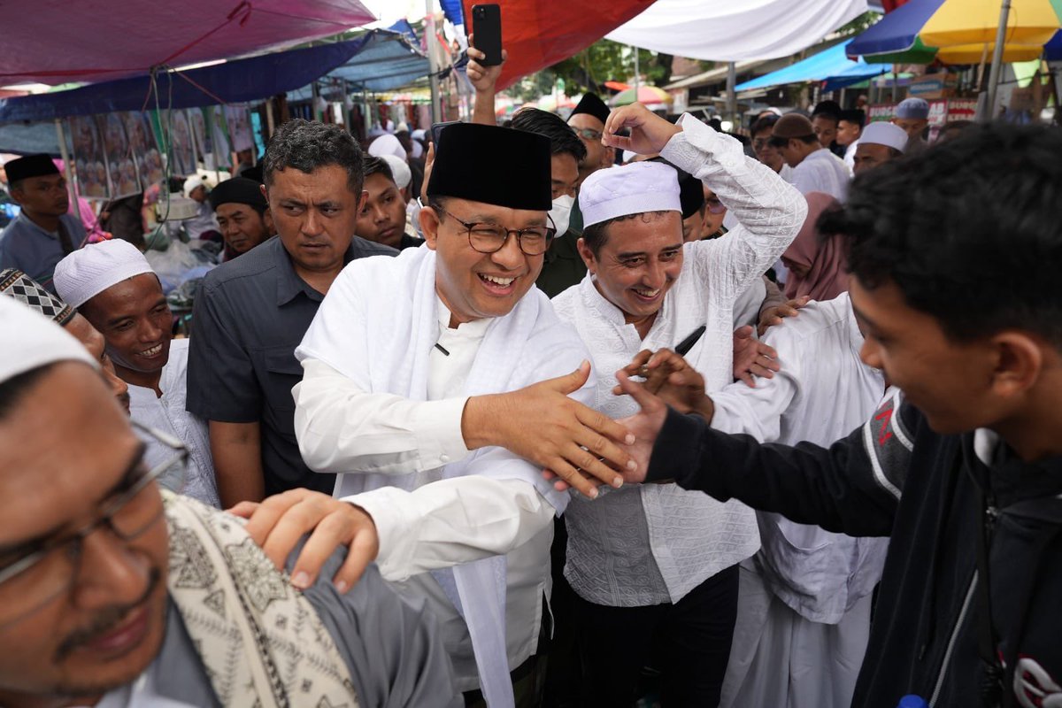 aniesbaswedan's tweet photo. Pagi tadi menghadiri Haul Akbar Habib Sholeh bin Muhsin Al-Hamid di Tanggul, Jember, Jawa Timur.

Sebuah kehormatan untuk mewakili keluarga besar Habib Sholeh bin Muhsin Al-Hamid memberikan sambutan selamat datang kepada para jamaah yang hadir hari ini.

Hari ini, kita terundang untuk meneladani perjuangan dakwahnya. Kita sering mendengar kesaksian luar biasa tentang Habib Sholeh, doanya makbul, kedermawanannya masyhur.

Demikian juga ilmunya, sastranya yang berlimpah yang menggambarkan kemampuan mewujudkan apa dalam pikiran dan batin menjadi kalimat-kalimat yang luar biasa.

Karomah Habib Sholeh menawarkan solusi bagi setiap persoalan umat. Begitu banyak yang menemui habib membawa masalah, pulang selesai masalah. Insya Allah kita semua yang hadir di haul ini bisa merasakan hal itu.

#AniesBaswedan #HaulHabibSholeh #Jember #JawaTimur #untukIndonesia