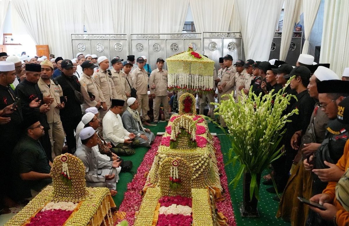 aniesbaswedan's tweet photo. Pagi tadi menghadiri Haul Akbar Habib Sholeh bin Muhsin Al-Hamid di Tanggul, Jember, Jawa Timur.

Sebuah kehormatan untuk mewakili keluarga besar Habib Sholeh bin Muhsin Al-Hamid memberikan sambutan selamat datang kepada para jamaah yang hadir hari ini.

Hari ini, kita terundang untuk meneladani perjuangan dakwahnya. Kita sering mendengar kesaksian luar biasa tentang Habib Sholeh, doanya makbul, kedermawanannya masyhur.

Demikian juga ilmunya, sastranya yang berlimpah yang menggambarkan kemampuan mewujudkan apa dalam pikiran dan batin menjadi kalimat-kalimat yang luar biasa.

Karomah Habib Sholeh menawarkan solusi bagi setiap persoalan umat. Begitu banyak yang menemui habib membawa masalah, pulang selesai masalah. Insya Allah kita semua yang hadir di haul ini bisa merasakan hal itu.

#AniesBaswedan #HaulHabibSholeh #Jember #JawaTimur #untukIndonesia