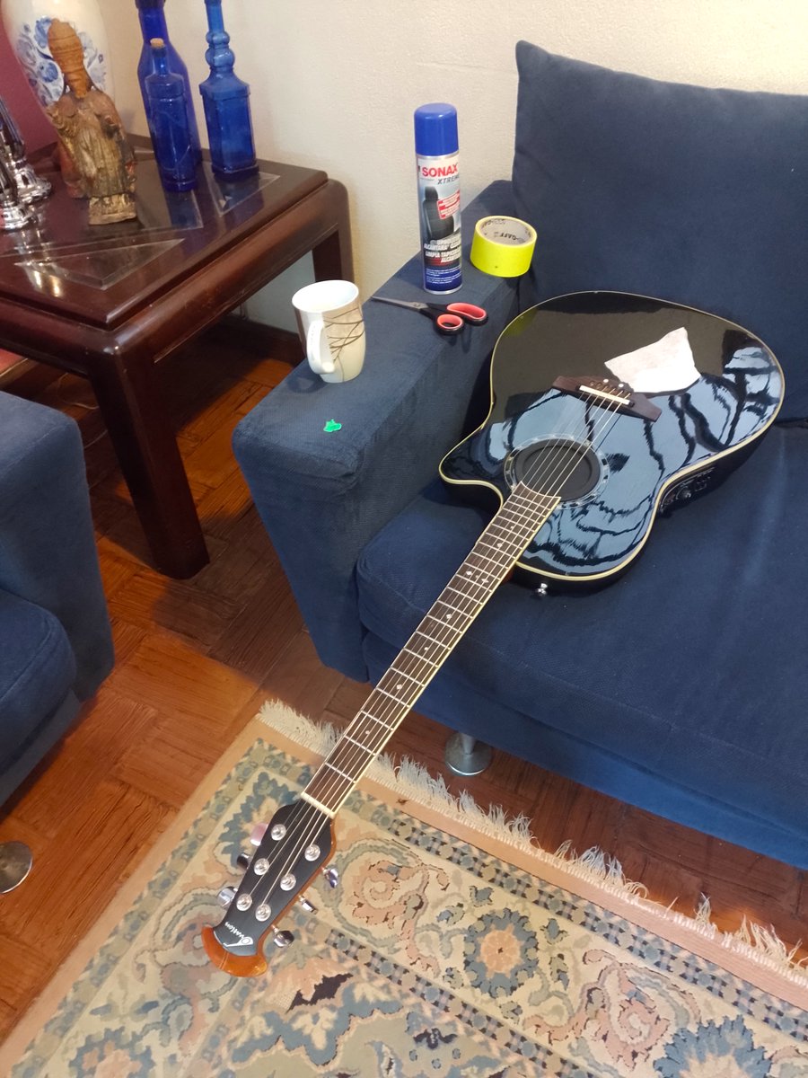 ContactoALVARO's tweet photo. Ayer le puse cuerdas nuevas y lustré la Ovation, para nuestro concierto de retorno a San Salvador. Igual nosotros los Aluxes estamos puliendo nuestra música para el re encuentro con ese país, que nos ha recibido como hermanos. Allá nos vemos el jueves El Salvador. ¡¡¡ Salux !!! https://t.co/1ogTQNba1v