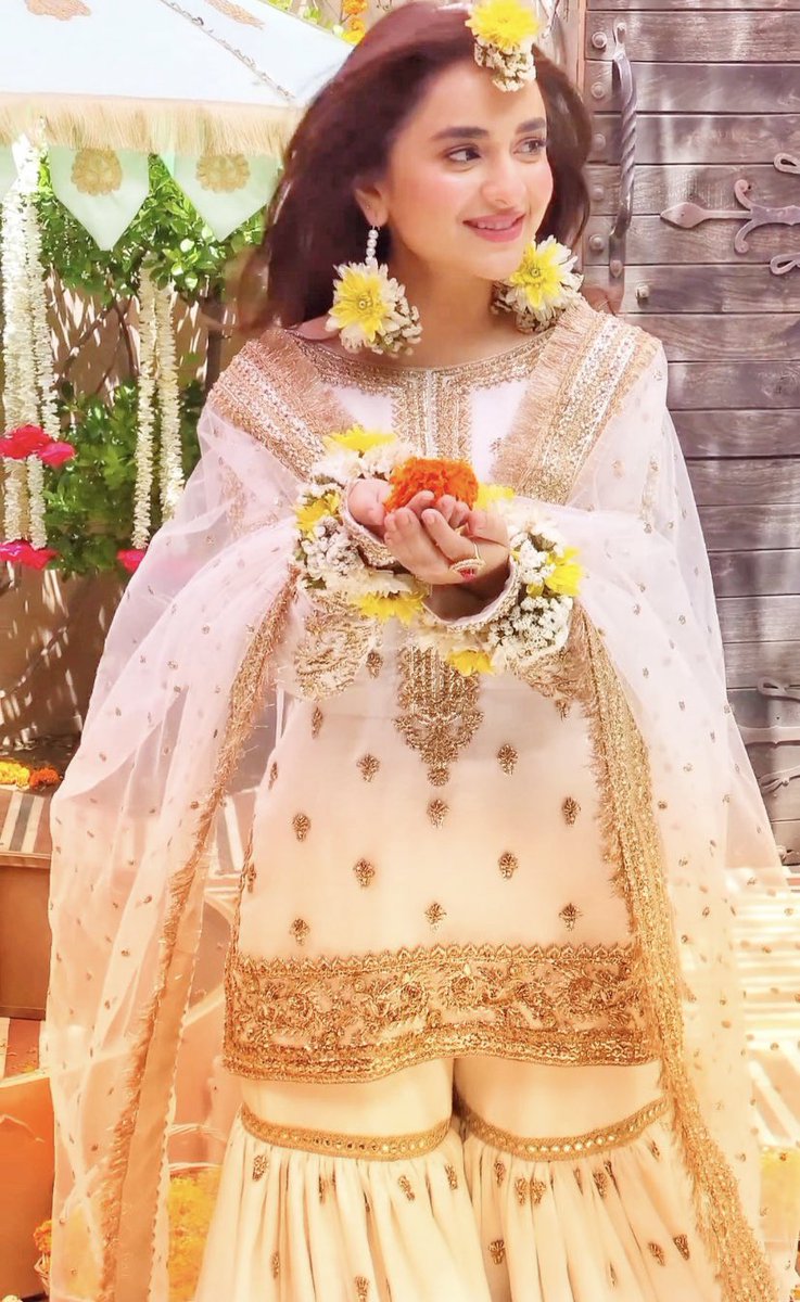 Elegance personified #YumnaZaidi #TereBin #ElegantBeauty ❤️🫶🏻🫶🏻🥰💞🌺