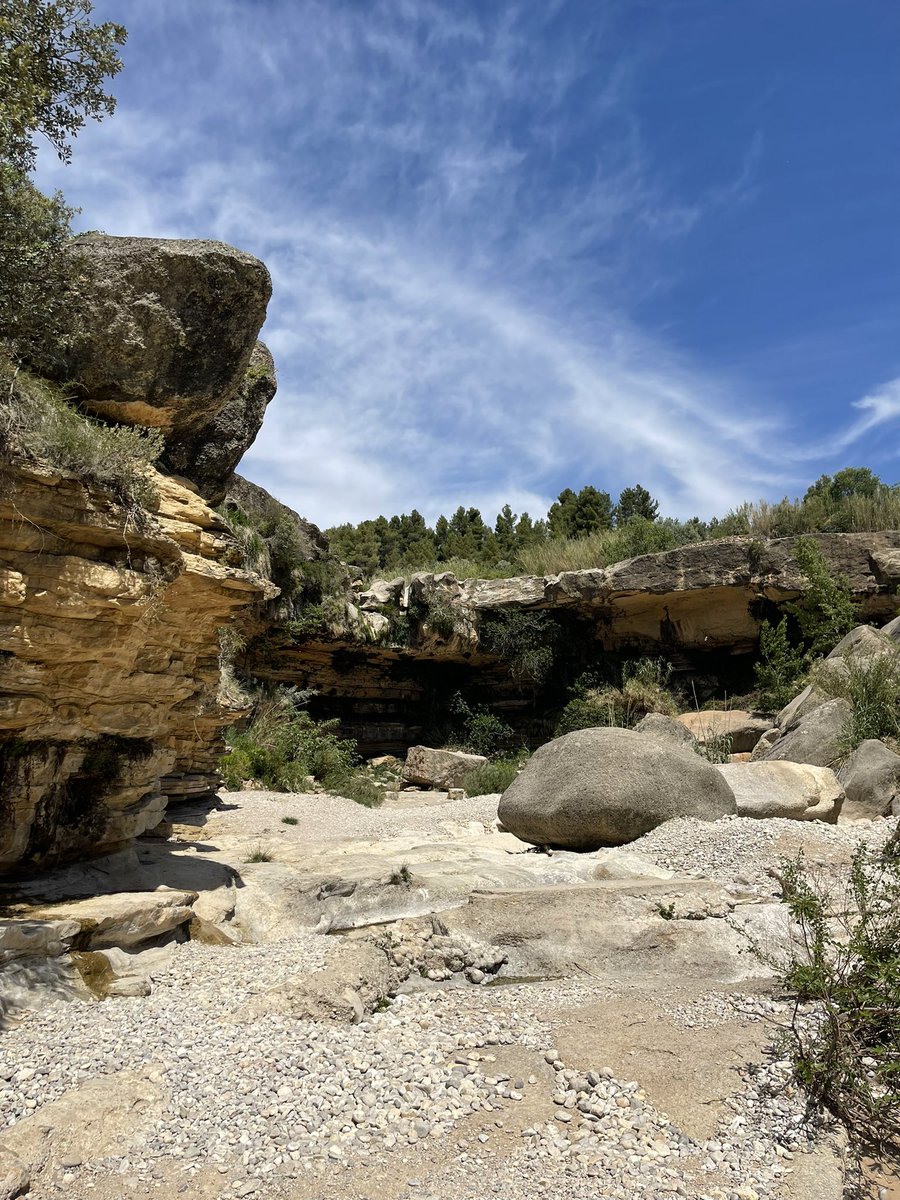 bl0ckchronicler's tweet photo. The great adventure takes us to the waterfall #elSalt and swimming pools.
We forgot our swimsuits.
Just as well, as it was as dry as a bone.
This is spring time in agricultural Aragón.
This is incredibly worrying. https://t.co/Q5XEluRKGb https://t.co/fJia3rMbVs