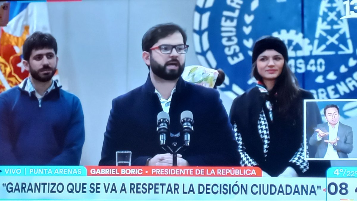 YamallT's tweet photo. @GabrielBoric contigo retrocedimos ignorante, cuando viajas x el pais no vez esperanza, vez #rechazo hacía ti ,por estar ahí en base terrorismo ahora robas y sigues haciéndolo mal y lo terminaras mal ladrón asqueroso https://t.co/0eb1eiFuaN