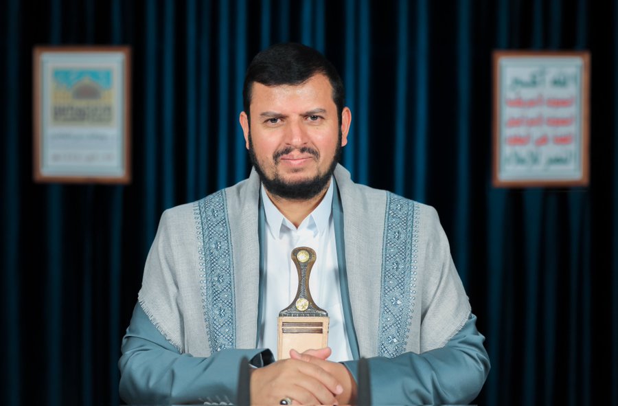 اتا موسى الكتاب  وتا من بعدة عيسى الرسول وبينة. 
وتا من بعدهم الرسول محمد وقران كريم باين ومبيني 
وتاهنا ياعرب وتاهت امة  واتا ذا العلم يانادي ويبينة 👇
#الحوثي_فخر_الأمة
#سكني_انصاري