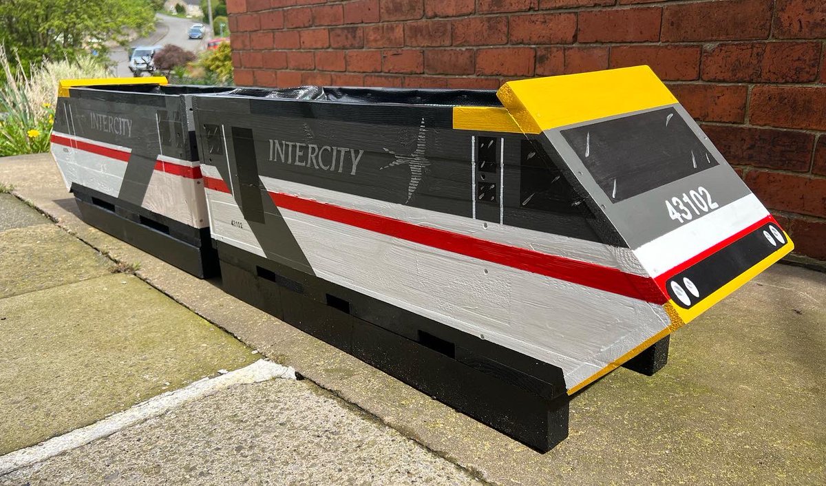 tgf1412's tweet photo. #Handmade #HandPainted #Train #Inspired #Garden #Planters #HST125 #Class43 #InterCitySwallow #Class73 #Southern #GatwickExpress #NetworkSouthEast 

#MadeInDerbyshire #MadeInEngland #BritishMade #MadeInUK #RT #BR https://t.co/09dJrv1Rzr