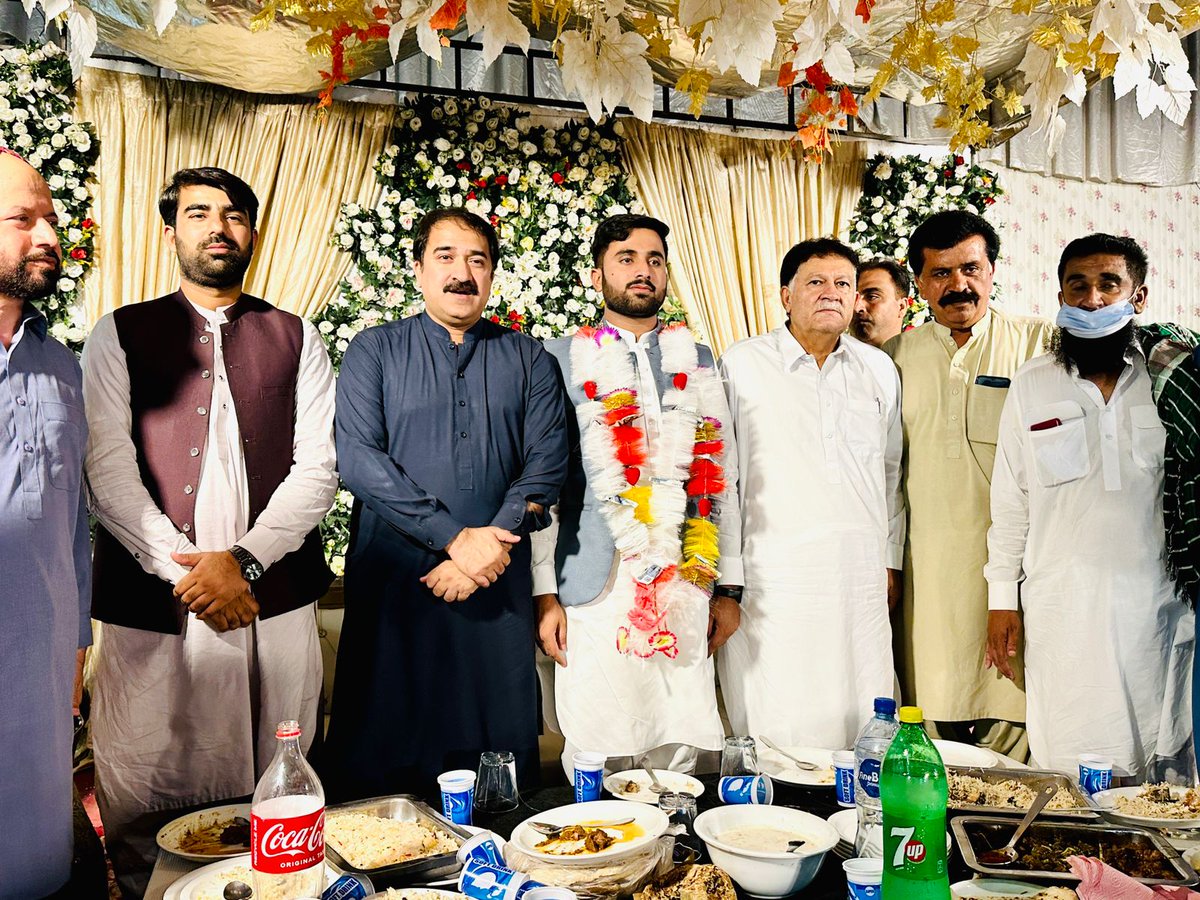 AhmadNawazQure4's tweet photo. اخلاق احمد خان بڈانی امیدوار صوبائی و قومی اسمبلی
حلقہ پی پی 288 این اے 190 کی فیاض لاشاری (سب انسپکٹر) کی دعوت ولیمہ میں شرکت
#pp288
#NA190
#AkhlaqAhmad https://t.co/r9u7h8PBIY