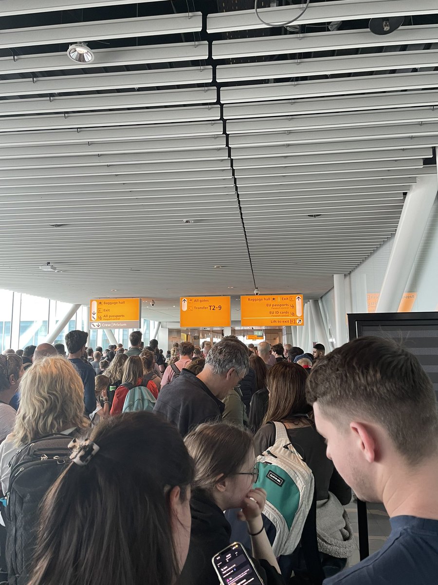 stridb's tweet photo. Welkom op #Schiphol #@Marechaussee 
Waarom mag een 15 jarige niet door LEGE zelf scan paspoortcontrole ? https://t.co/yhscIj7K7I