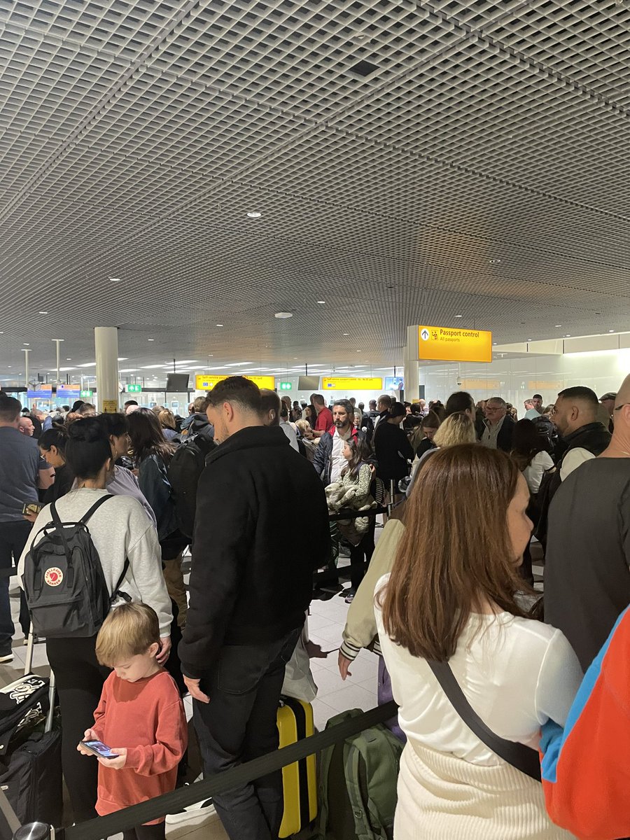 stridb's tweet photo. Welkom op #Schiphol #@Marechaussee 
Waarom mag een 15 jarige niet door LEGE zelf scan paspoortcontrole ? https://t.co/yhscIj7K7I