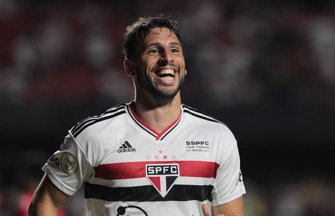 🎙️ Jonathan Calleri ao GQ Brasil: "Durante esses anos que eu estive fora, acompanhei muito o São Paulo. Pelo Twitter, Instagram, nas finais. Ficava nas redes e me inteirava de tudo. Eu já tinha na minha cabeça que, em algum momento, eu ia voltar. É uma honra levar a faixa de