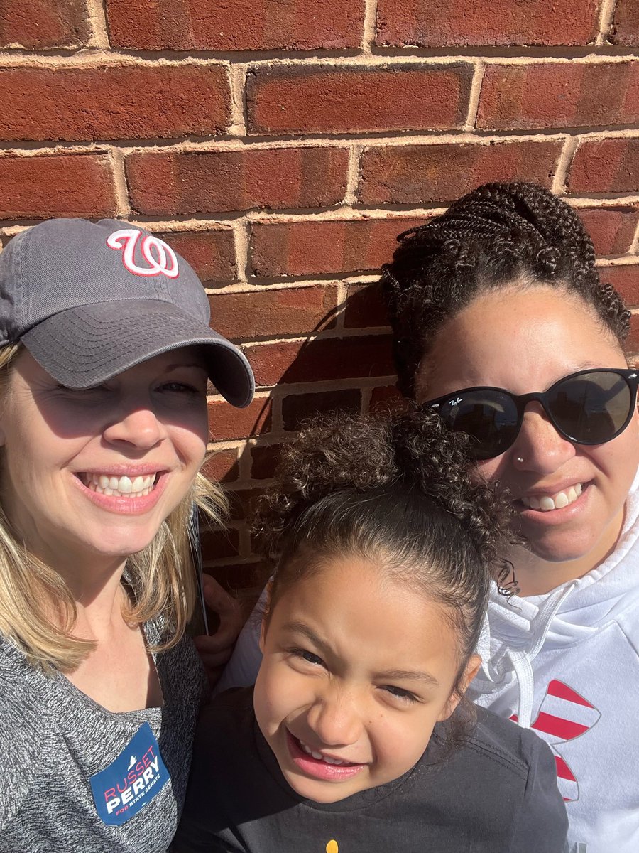 RussetPerry's tweet photo. Door knocking with some awesome helpers this weekend! #sd31 #vastatesenate #fauquier #loudoun https://t.co/GBKB8qDF1U