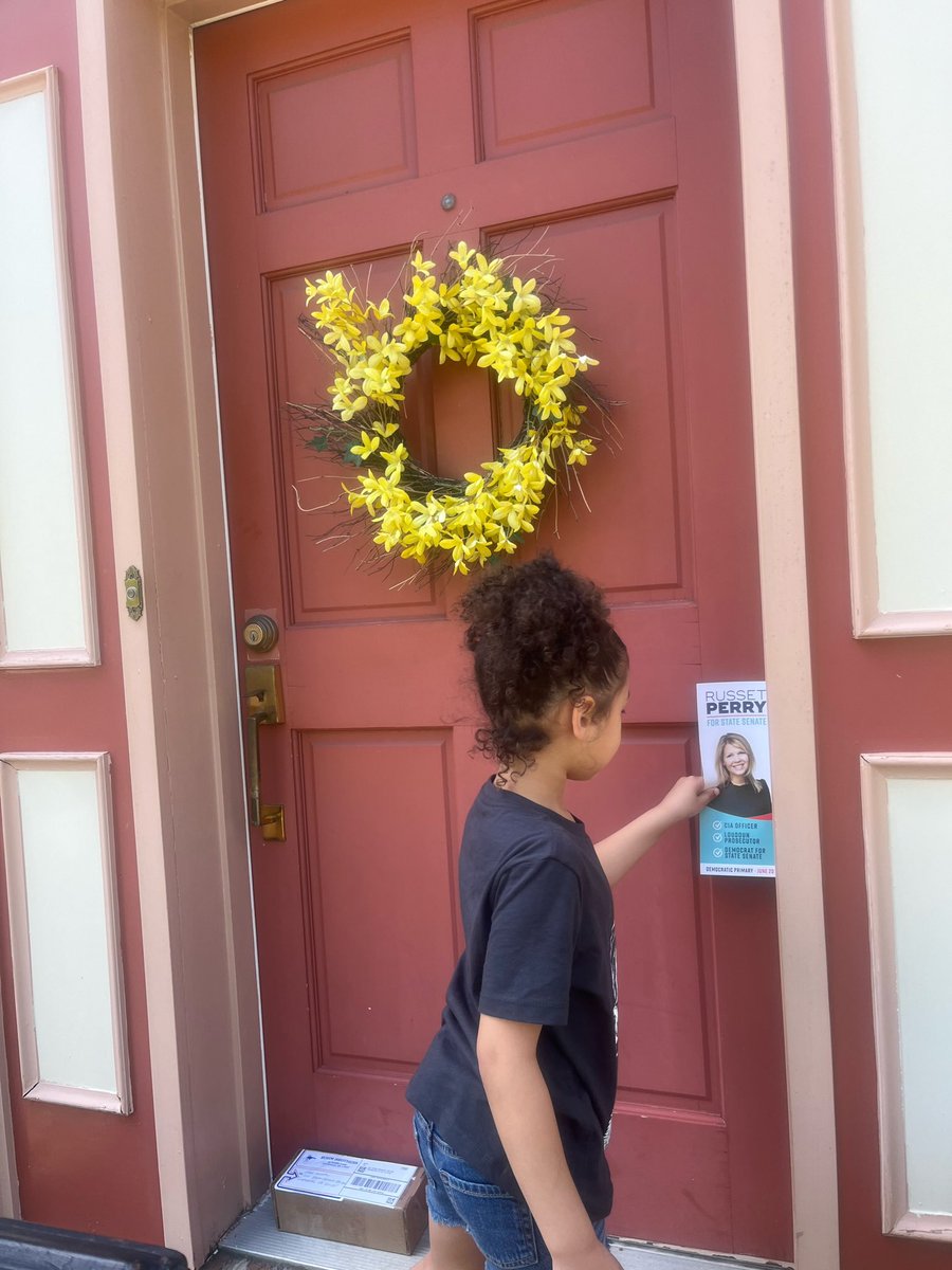 RussetPerry's tweet photo. Door knocking with some awesome helpers this weekend! #sd31 #vastatesenate #fauquier #loudoun https://t.co/GBKB8qDF1U