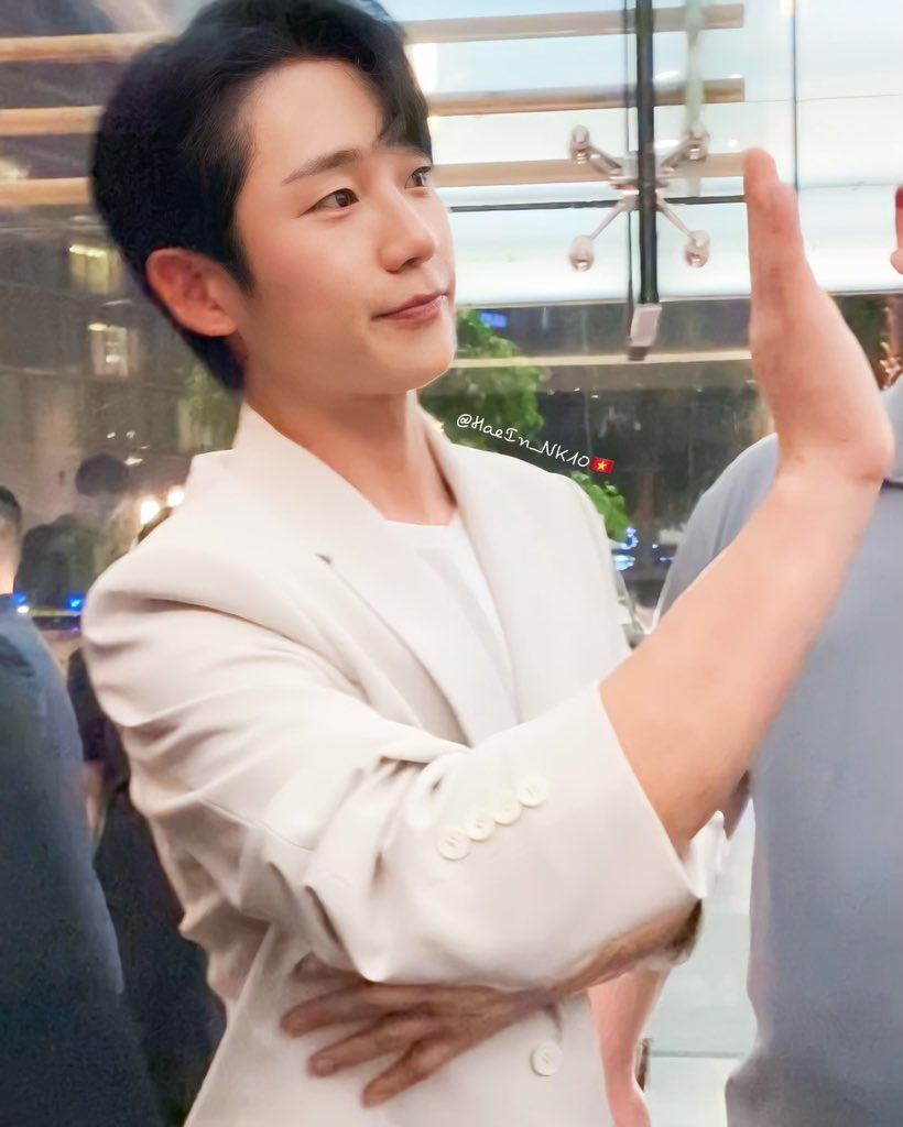 HaeIn_NK10's tweet photo. #230505 #JungHaeIn #Vietnam #dermatir #EVENT #JHIinvietnam 

Steal our hearts 😭🇻🇳😍 
Jung Hae In oppaaaaaaa sign for fans 😭😍😭 https://t.co/WsxE7Txmgd