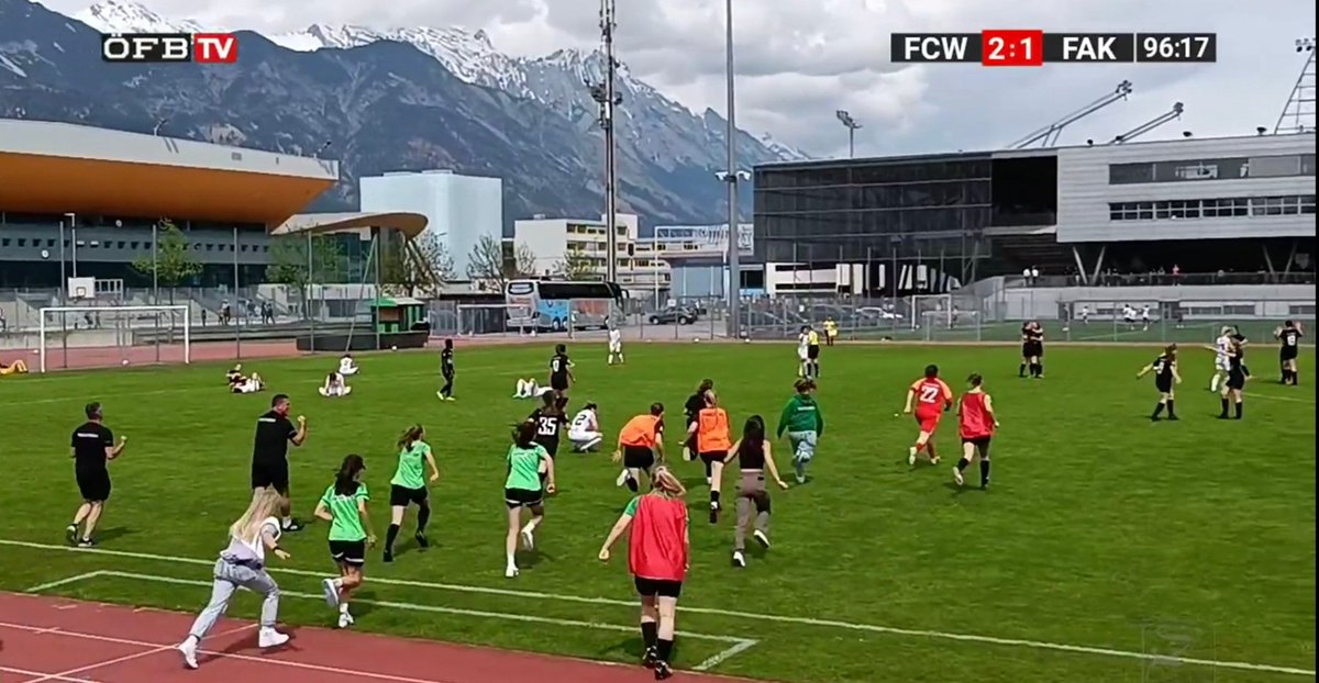 Unglaublich! Gratulation! Die Mädels des @wackerinnsbruck drehen das Spiel und schlagen @FKAustriaWien mit 2:1 ‐ big points im Kampf um den Klassenerhalt!

#fcw1913 #frauenbundesliga @oefbFrauenBL #frauenbl