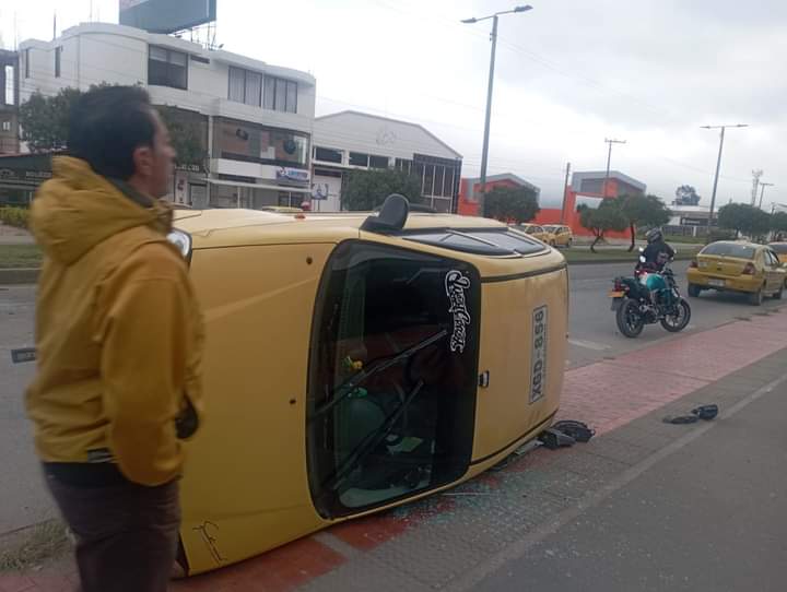#NoticiaEnDesarrollo  // Se presento accidente vial en #Sogamoso, en la carrera 11, frente a la sede de la Universidad de Boyacá, involucrados un vehículo de servicio particular y un automóvil tipo taxi.

Via: Enterese