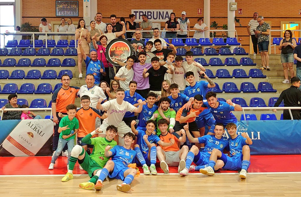 BaseAzulonaFS's tweet photo. 🔵 JUVENIL DH 🔵
Viña Albali Valdepeñas 4-2 Obispo Perelló
Goleadores:
#Usero ⚽⚽⚽
@aldaverillo__ ⚽
Asistencias:
@ColladoBalbuena 1️⃣
Partidazo del DH para seguir fuera de los puestos de descenso antes de la última jornada. https://t.co/Tc85WIiSlK