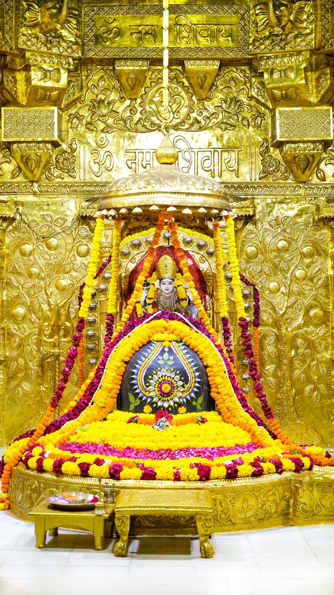 श्री सोमनाथ महादेव मंदिर,
प्रथम ज्योतिर्लिंग - गुजरात (सौराष्ट्र)
दिनांकः 07 मई 2023, वैशाख कृष्ण द्वितीया - रविवार
सायं शृंगार
05232312
#somnath
#somnathtemple
#shree_somnath_trust
#Parvati_maa_vastra_prasad
#Somnath_Vastra_Prasad
#Pratham_Jyotirling
#girsomnath
#mahadeva