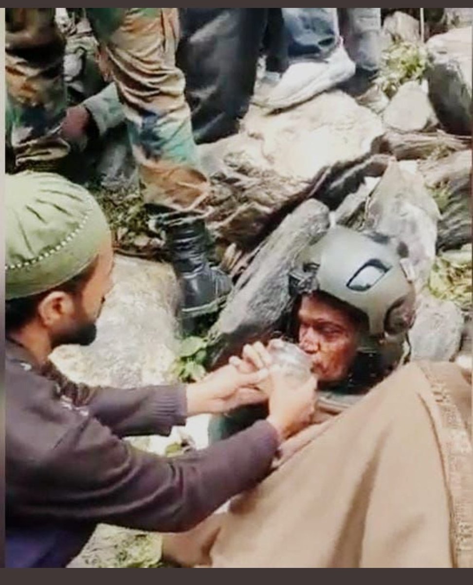 IMshamstrz's tweet photo. जितना हम अपने देश से मोहब्बत करते हैं उतना ही मोहब्बत हम अपने देश के सुरक्षा करने वालों से भी करते हैं
कश्मीर,भारतीय सेना का हेलिकाप्टर के क्रैश लैंडिंग में घायल जवानों को कश्मीरी मुसलमान बचाते हुए, पानी पिलाते हुए ली गई तस्वीर है 
@IMshamstrz https://t.co/sexQPZhgCo
