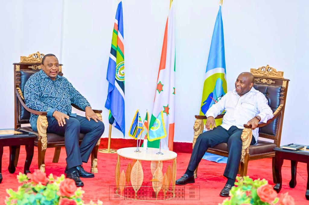BorisNdayishim2's tweet photo. Le Chef de l'Etat SE Evariste Ndayishimiye a reçu en audience SE Uhuru Kenyatta, Facilitateur désigné de @Jumuiya dans le processus de Nairobi pour la paix en #RDC. Leurs échanges ont porté sur la préparation du prochain sommet de l'EAC eu égard aux conclusions du #11thROMSummit https://t.co/Ff77lljvmq