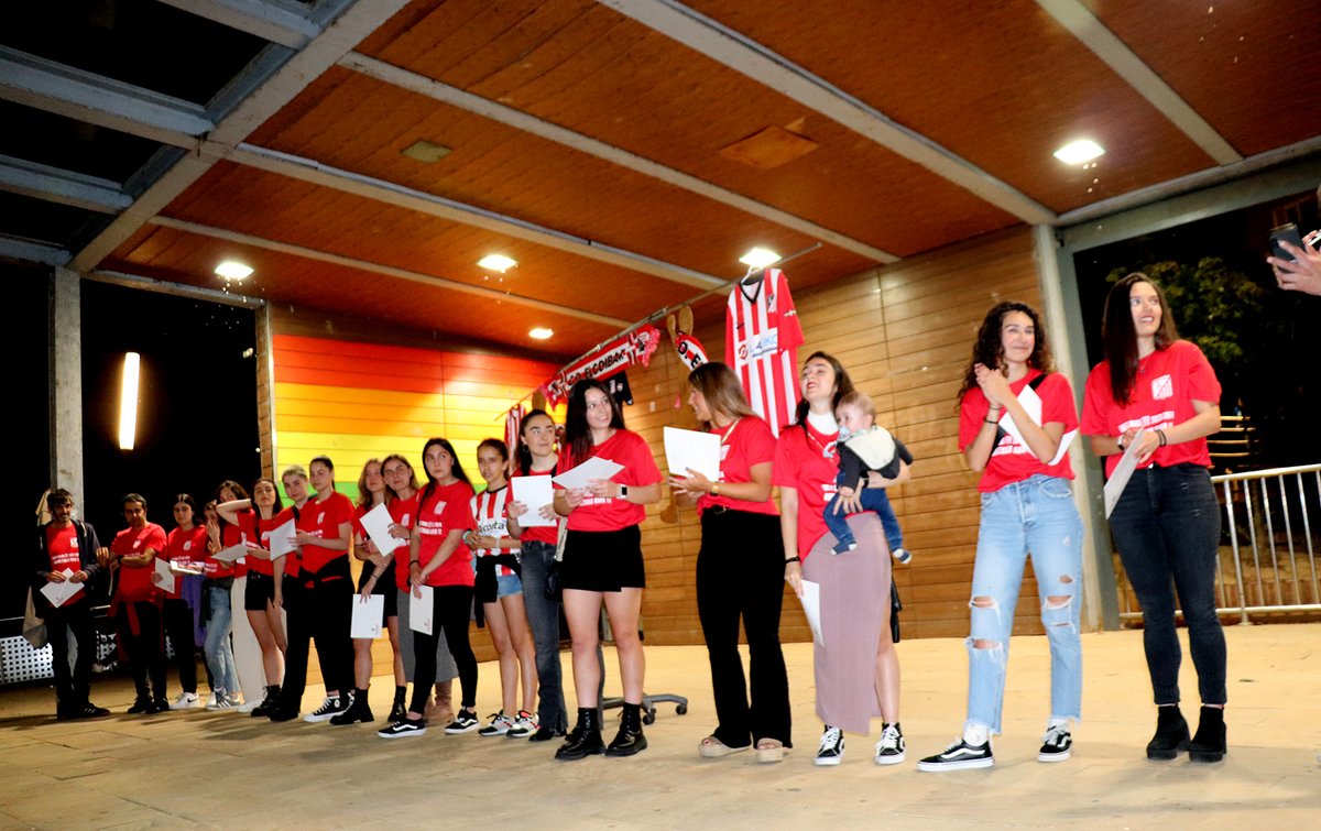 Erregional mailatik Ohorezko Mailara igo da duela lau urte sortu zuten <a href="/CDELGOIBAR/">CD ELGOIBAR</a>-eko emakumeen senior taldea, eta atzo gauean zaleekin batera ospatu zuten mailaz igo izana, Maalako parkean...